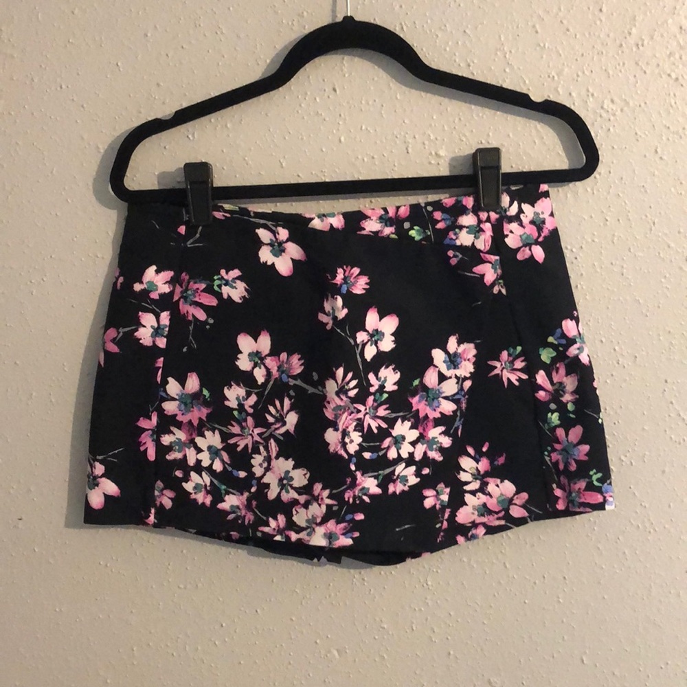 EXPRESS - floral skort. Gently used size 6